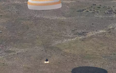 Die Raumkapsel Sojus MS-28 landet in der kasachischen Steppe - Foto: Bill Ingalls/Nasa/dpa