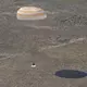 Die Raumkapsel Sojus MS-28 landet in der kasachischen Steppe - Bild: Bill Ingalls/Nasa/dpa