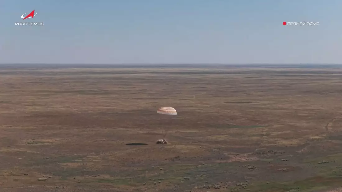 Die Raumkapsel mit den Raumfahrern Williams, Kud-Sverchkov und Mikaev - Bild: Uncredited/Roscosmos space corporation/AP/dpa
