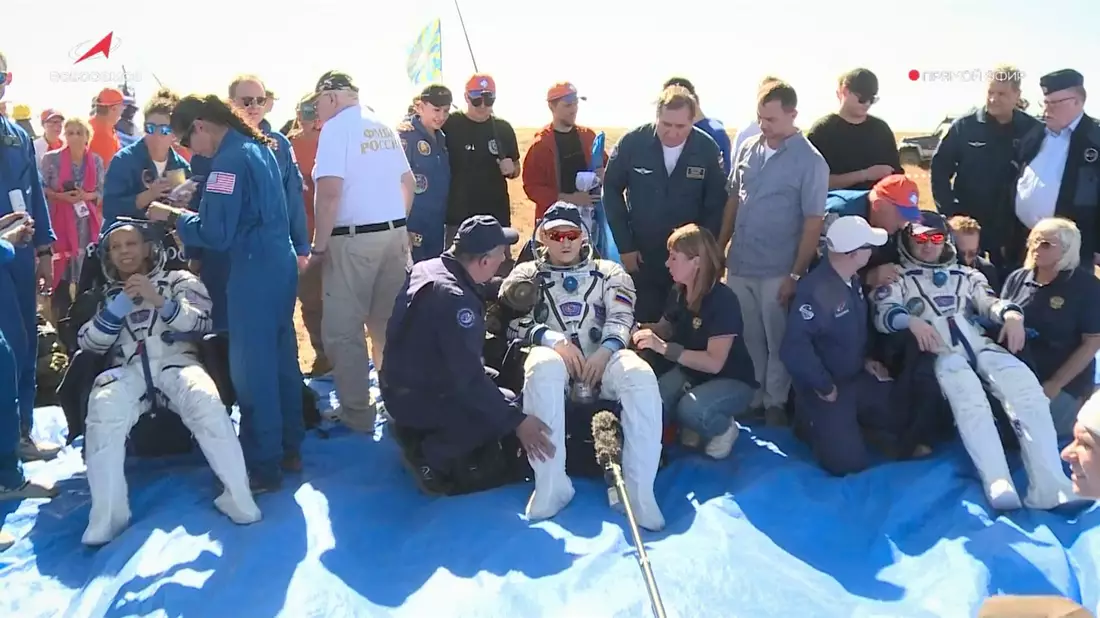 Die Raumfahrer Christopher Williams (links) sowie Sergei Kud-Sverchkov (Mitte) und Sergei Mikaev nach der Landung  - Bild: Uncredited/Roscosmos space corporation/AP/dpa