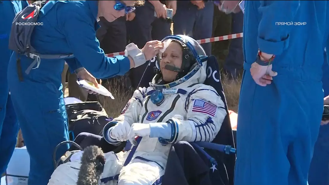 NASA-Astronaut Christopher Williams kurz nach der Landung - Bild: Uncredited/Roscosmos space corporation/AP/dpa