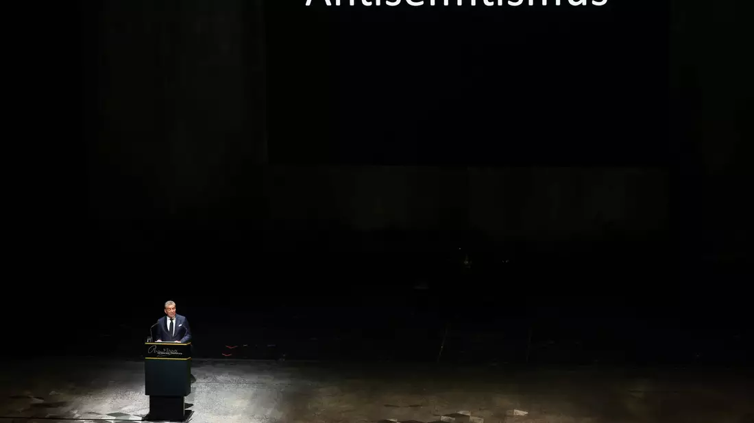 Friedman bei seiner Rede im Festspielhaus. - Bild: Daniel Löb/dpa