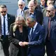 Wagner und Friedman halten sich an den Händen. - Bild: Daniel Löb/dpa