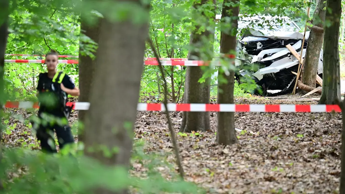 Tatfahrzeug: Mit diesem Fahrzeug fuhr der mutmaßliche Täter am Rande des Tiergartens in eine Menschenmenge.  - Bild: Sebastian Gollnow/dpa