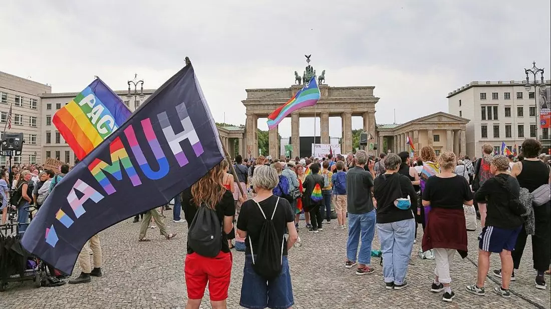 Hunderte trauern nach CSD-Anschlag am Brandenburger Tor