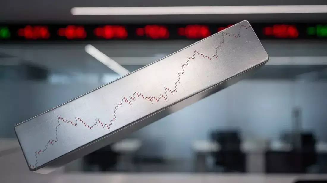 Silver Market Under Pressure: Supply Deficit vs Solar Industry Thrifting