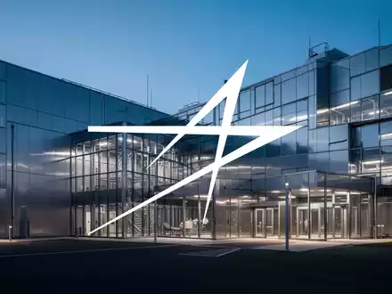 Moderne Luft- und Raumfahrtanlage bei Dämmerung als Symbol für europäische Verteidigungsinvestitionen. - Foto: über boerse-global.de