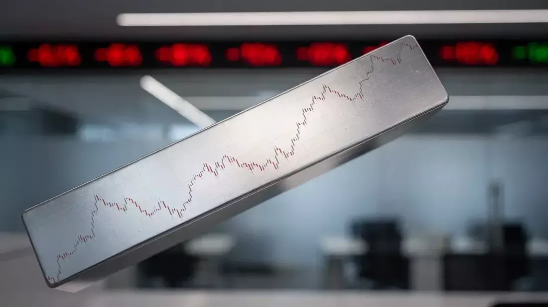 Plata sube 4% semanal pero enfrenta obstáculos clave: Fed, petróleo y aranceles