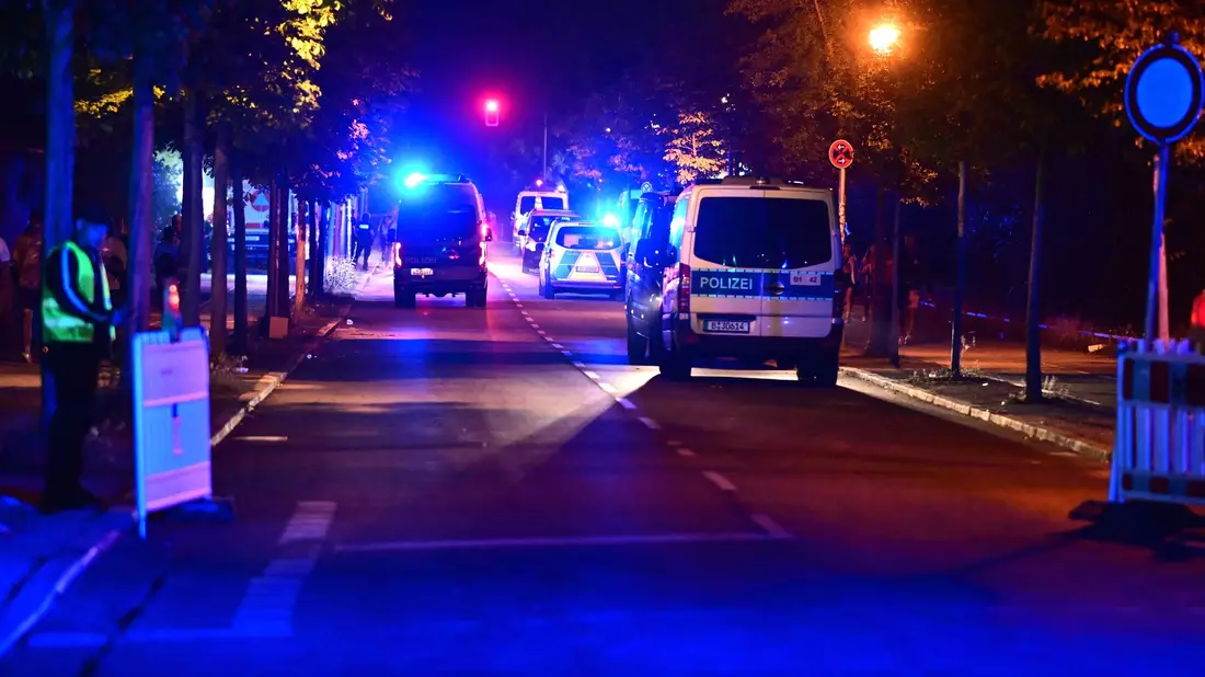 Ein Auto fuhr in eine Menschenmenge.  - Bild: Fabian Sommer/dpa