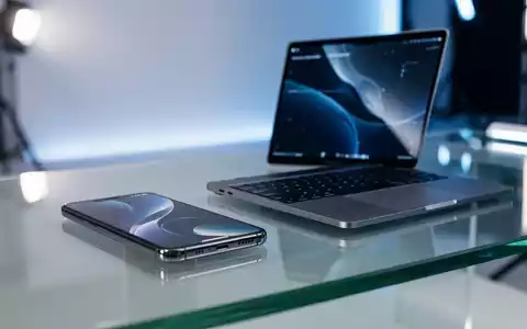 Smartphone und Laptop auf einem minimalistischen Schreibtisch, symbolisieren Apple-Software-Beta-Tests. - Foto: über boerse-global.de