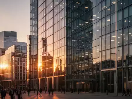Moderne Bürogebäude im Frankfurter Finanzviertel bei Dämmerung als Symbol für die neue europäische Geldwäschebehörde. - Foto: über boerse-global.de