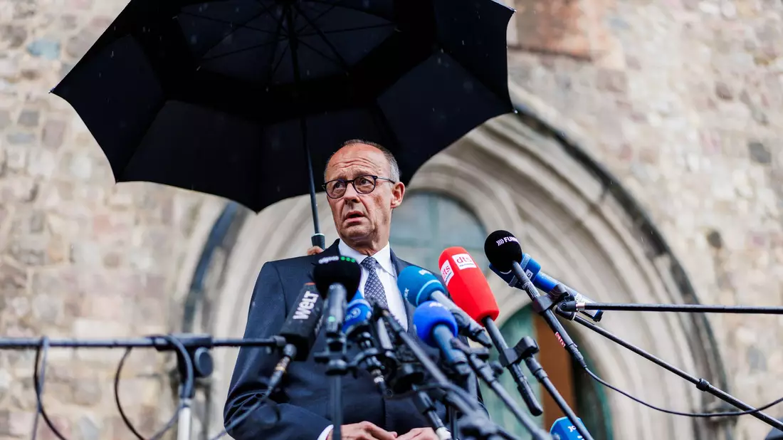 Friedrich Merz: Nicht von Taten wie Angriff beim CSD einschüchtern lassen.  - Bild: Christoph Soeder/dpa