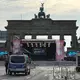 Der CSD wurde am Samstagabend abgebrochen, nachdem ein Auto am Rande der Großveranstaltung in eine Menschenmenge gefahren war. - Bild: Kathrin Deckart/dpa