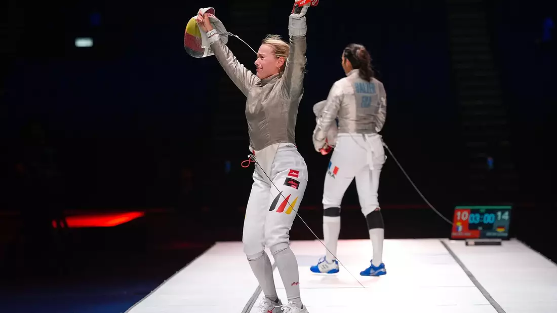 Larissa Eifler ist überraschend Weltmeisterin geworden. - Bild: Luca Pagliaricci/Bizzi Team/Deutscher Fechter-Bund/dpa