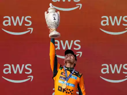 Lando Norris triumphiert auf dem Hungaroring. - Foto: Darko Bandic/AP/dpa
