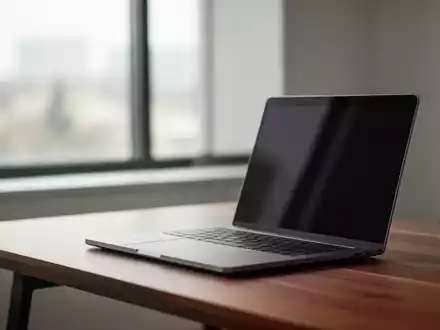 Ein minimalistisch eingerichteter Homeoffice-Arbeitsplatz mit Laptop an einem hellen Schreibtisch. - Foto: über boerse-global.de