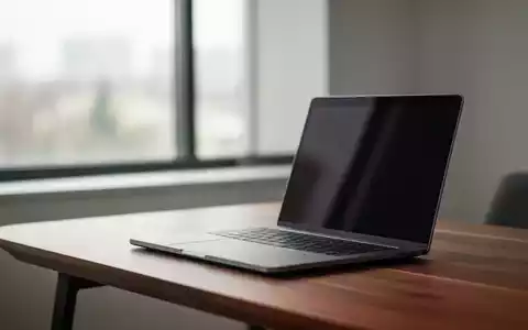 Ein minimalistisch eingerichteter Homeoffice-Arbeitsplatz mit Laptop an einem hellen Schreibtisch. - Foto: über boerse-global.de