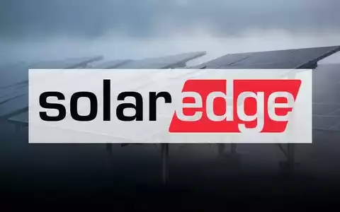 Abstrakte Darstellung von Solarmodulen in nebliger Atmosphäre zur Symbolisierung eines negativen Markttrends. - Foto: über boerse-global.de