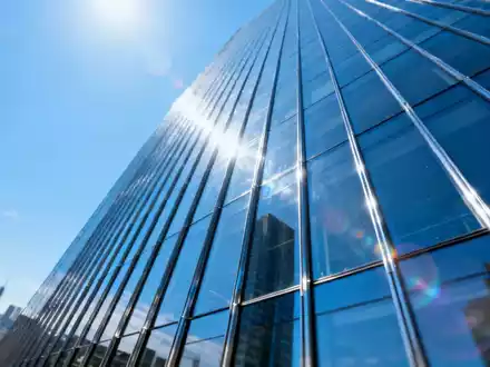 Moderner gläserner Wolkenkratzer vor blauem Himmel als Symbol für globale Finanzinvestitionen. - Foto: über boerse-global.de