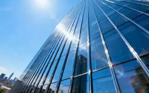Moderner gläserner Wolkenkratzer vor blauem Himmel als Symbol für globale Finanzinvestitionen. - Foto: über boerse-global.de