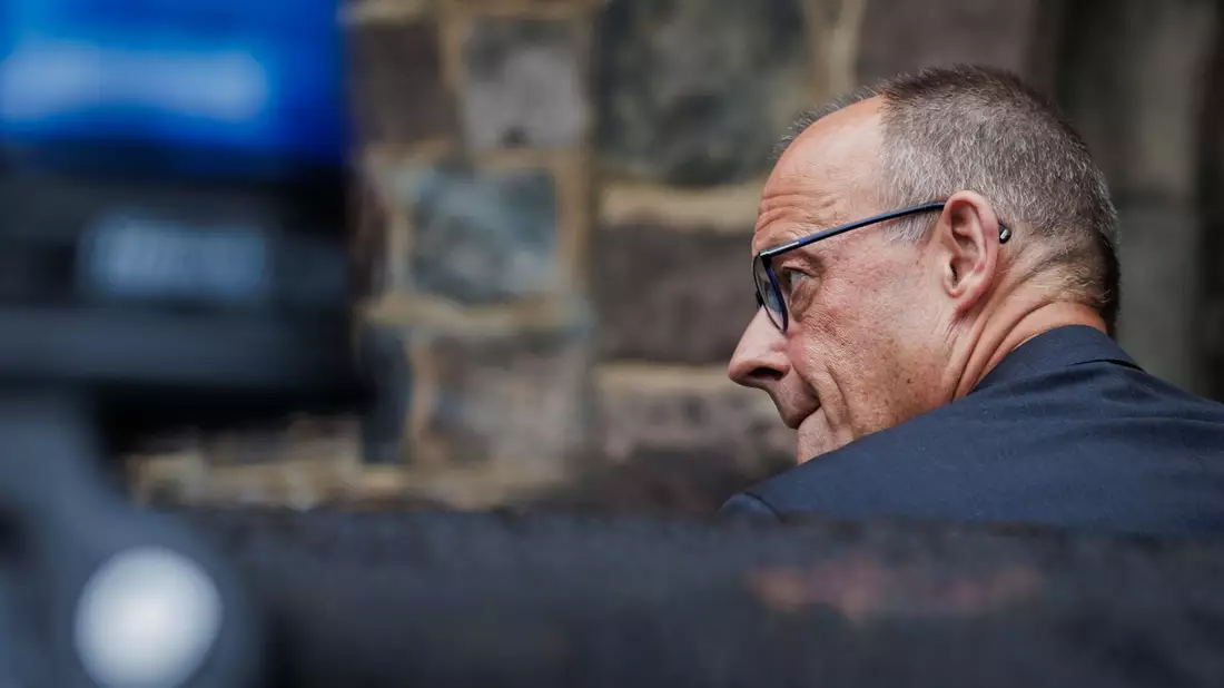 Die Erklärung Schnieders wurde während des Besuchs des Kanzlers am Anschlagsort veröffentlicht. - Bild: Christoph Soeder/dpa