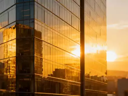 Moderne Büroarchitektur im Sonnenlicht als Symbol für finanzielles Wachstum und Dividendenstabilität. - Foto: über boerse-global.de
