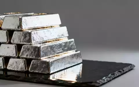 Glänzende Silberbarren auf dunklem Untergrund als Symbol für das Silbermarktdefizit. - Foto: über boerse-global.de