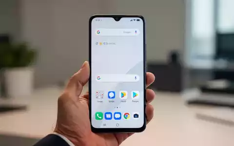 Ein modernes POCO-Smartphone in einer Hand, das die minimalistische Benutzeroberfläche des Launchers zeigt. - Foto: über boerse-global.de