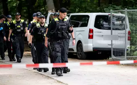 Die Polizei ermittelt vor Ort.  - Foto: Fabian Sommer/dpa
