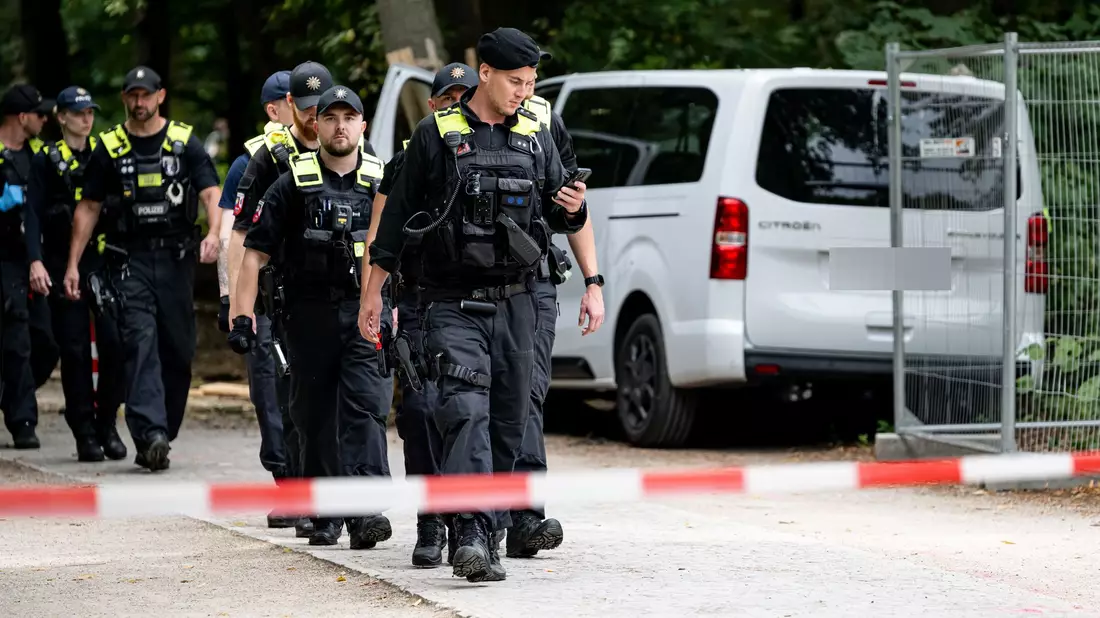 Die Polizei ermittelt vor Ort.  - Bild: Fabian Sommer/dpa