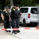 Die Polizei ermittelt vor Ort.  - Bild: Fabian Sommer/dpa