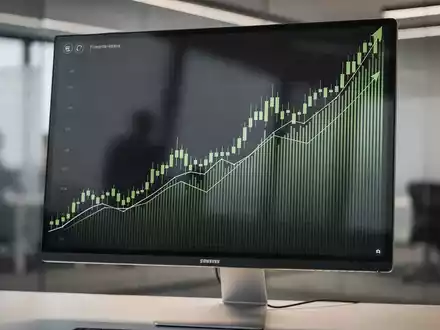 Ein steigender Aktienkursverlauf auf einem digitalen Finanzmonitor. - Foto: über boerse-global.de