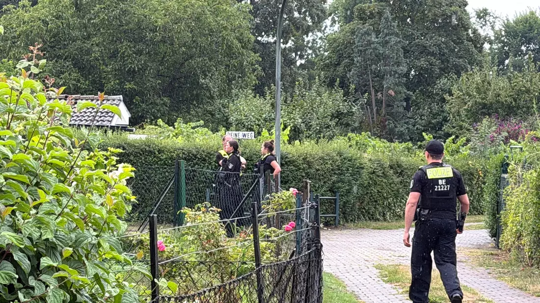 Polizisten waren in der Kleingartensiedlung in Spandau im Einsatz.  - Bild: Verena Schmitt-Roschmann/dpa