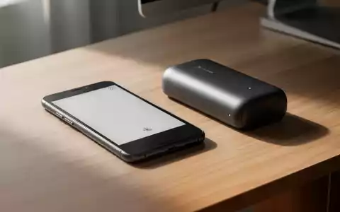 Minimalistische Focus-Devices und ein Smartphone mit E-Ink-Display auf einem aufgeräumten Schreibtisch. - Foto: über boerse-global.de