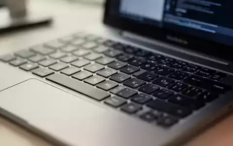 Nahaufnahme einer modernen Laptop-Tastatur in einer professionellen Büroumgebung. - Foto: über boerse-global.de