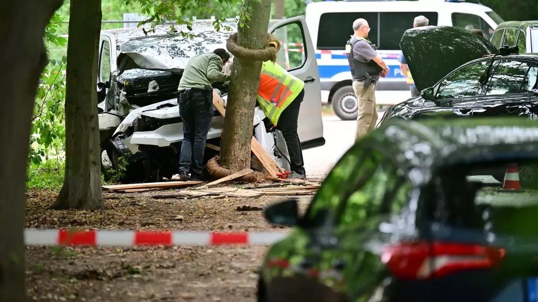 Das Tatfahrzeug war ein weißer Van. - Bild: Sebastian Gollnow/dpa