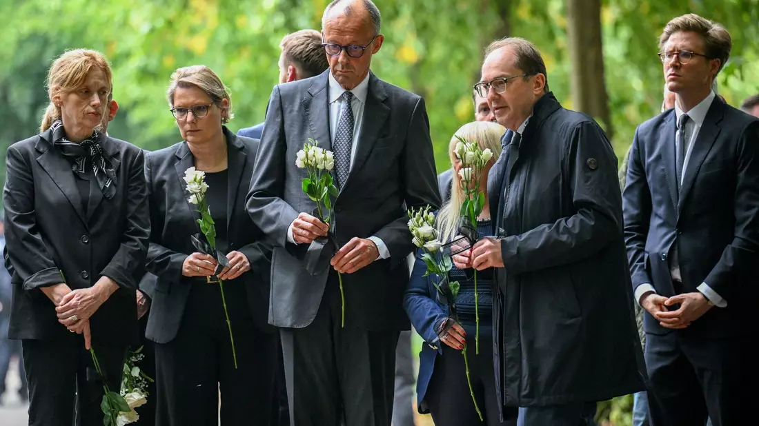Kanzler Friedrich Merz gedachte am Tatort der Opfer. - Bild: Annegret Hilse/Reuters Pool via AP/dpa