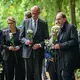 Kanzler Friedrich Merz gedachte am Tatort der Opfer. - Bild: Annegret Hilse/Reuters Pool via AP/dpa