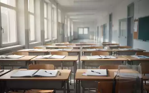 Ein moderner, heller Klassenraum in einer französischen Schule ohne Mobiltelefone auf den Tischen. - Foto: über boerse-global.de
