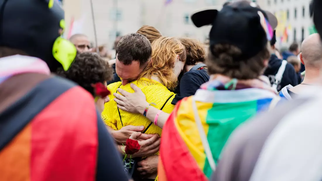 Nach dem Anschlag am Rande des CSD in Berlin trauern viele Menschen, unter anderem vor dem Brandenburger Tor. - Bild: Christoph Soeder/dpa