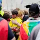 Nach dem Anschlag am Rande des CSD in Berlin trauern viele Menschen, unter anderem vor dem Brandenburger Tor. - Bild: Christoph Soeder/dpa