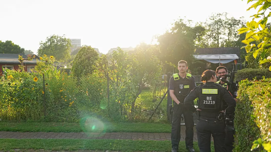 Am frühen Abend wollte die Polizei den Tatverdächtigen in einer Kleingartenanlage stellen - dabei starb der Mann. - Bild: Michael Kappeler/dpa