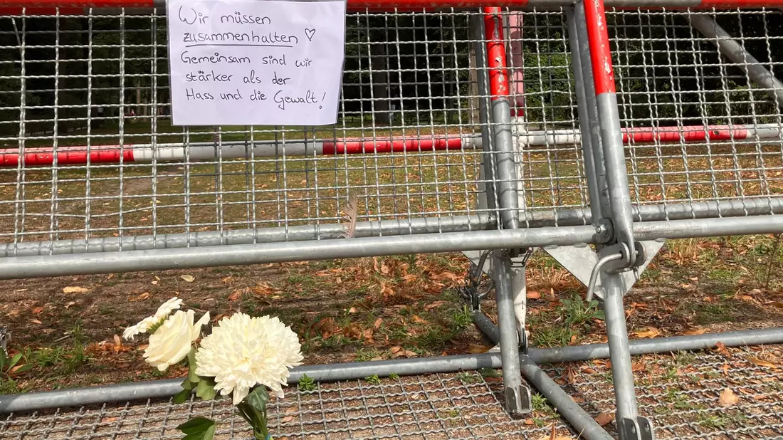 Menschen drücken ihre Gefühle auf Zetteln und mit Blumen nach dem Anschlag auf den Berliner CSD aus.  - Bild: Monika Wendel/dpa
