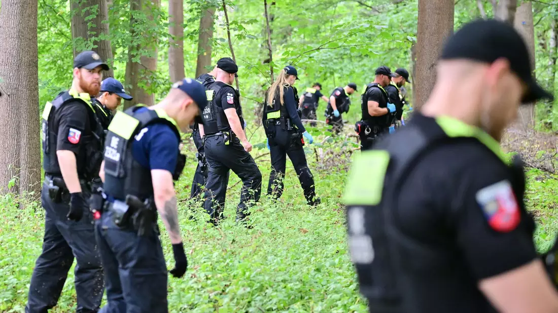 Die Polizei durchsuchte das Unterholz nahe dem Tatort.  - Bild: Sebastian Gollnow/dpa