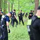 Die Polizei durchsuchte das Unterholz nahe dem Tatort.  - Bild: Sebastian Gollnow/dpa