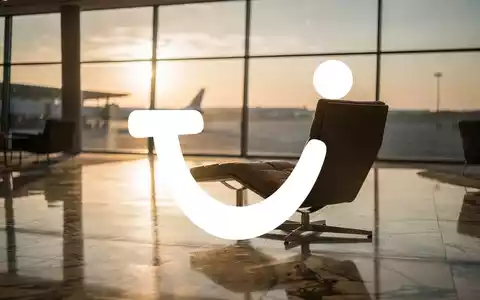 Abstrakte Darstellung einer luxuriösen Flughafen-Lounge bei Sonnenuntergang als Symbol für die Reisebranche. - Foto: über boerse-global.de