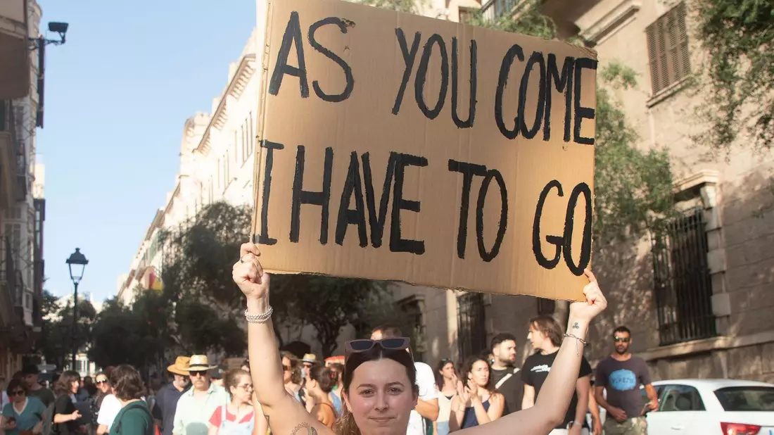 In den vergangenen Jahren hat es auf Mallorca bereits mehrere Demos gegen Massentourismus gegeben. (Archivbild) - Bild: Clara Margais/dpa