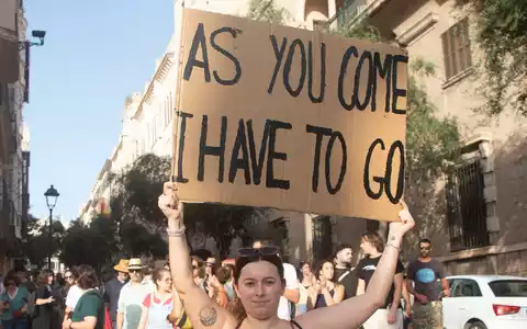 In den vergangenen Jahren hat es auf Mallorca bereits mehrere Demos gegen Massentourismus gegeben. (Archivbild) - Foto: Clara Margais/dpa
