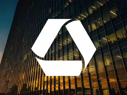 Abstrakte Darstellung eines modernen Bürogebäudes in der Finanzbranche bei Sonnenuntergang. - Foto: über boerse-global.de