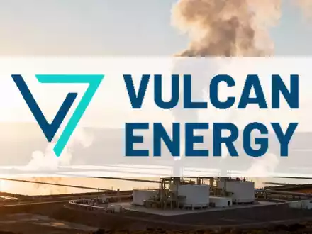 Moderne industrielle Anlage zur nachhaltigen Lithiumgewinnung in einer weitläufigen Landschaft bei Sonnenaufgang. - Foto: über boerse-global.de